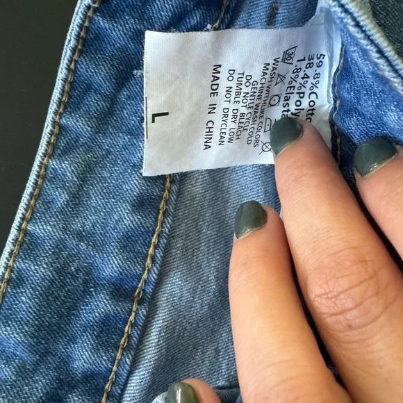 🔥 4 for $20 DEAL 🔥 High-Waisted Distressed Denim Shorts - Size L - Picture 3 of 8